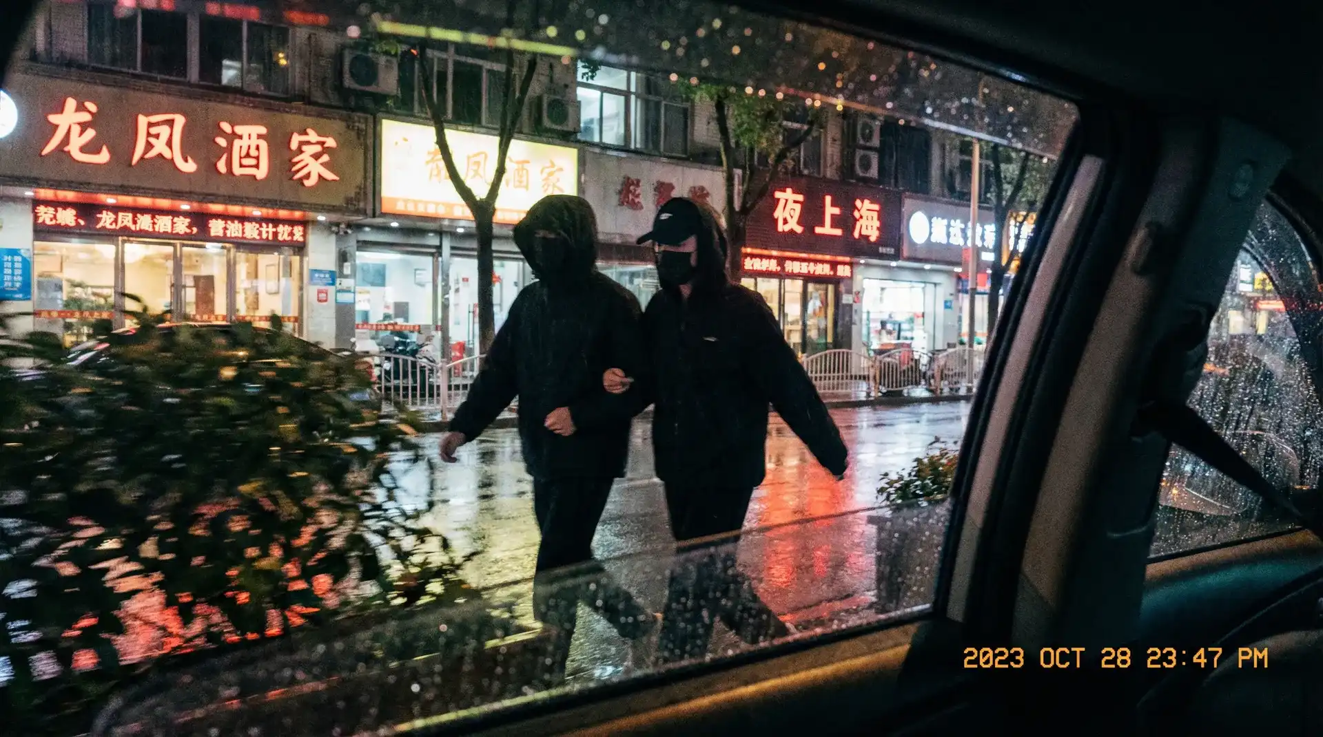 宝威娱乐 - 顶流明星深夜密会现场抓拍照片